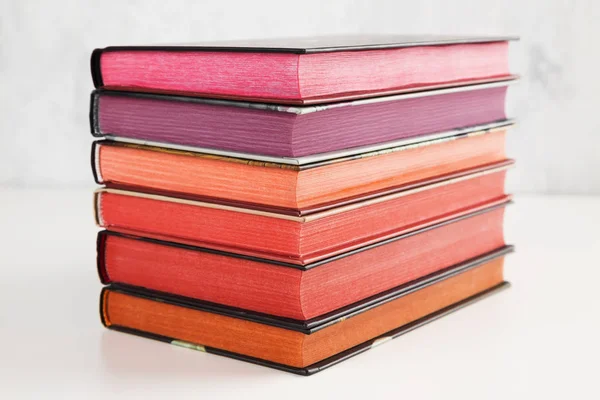 흰색 배경에 색을 쌓아 놓은 책들 — 스톡 사진