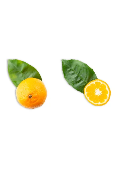 Fatias de tangerina ou laranja. Fundo de fruta. Colocação plana, isola — Fotografia de Stock