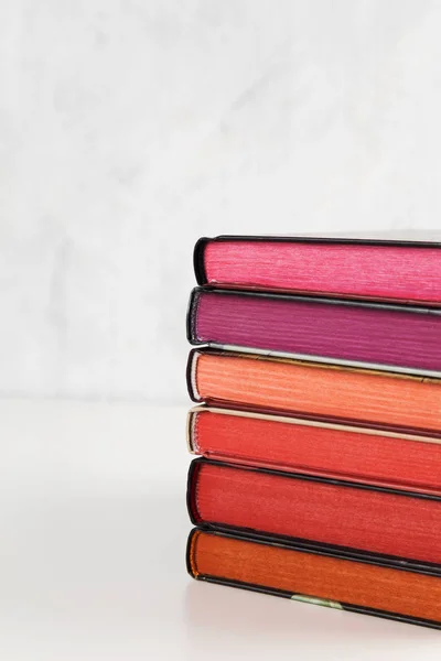 Mucchio di libri con pila di colori su sfondo bianco. Copia spazio — Foto Stock