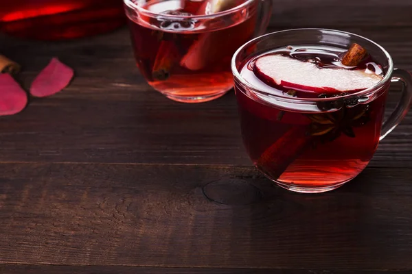 Bebida quente com hibisco chá vermelho com maçã, canela e anis i — Fotografia de Stock