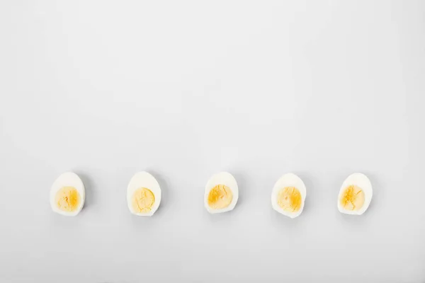 Μισά βραστά αυγά Κρόκος και λευκό σε γκρι φόντο. Κορυφαία προβολή, — Φωτογραφία Αρχείου