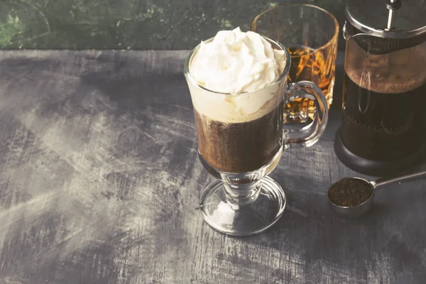 Irish Coffee med whisky på mörk bakgrund. Kopiera utrymme. Food ba — Stockfoto