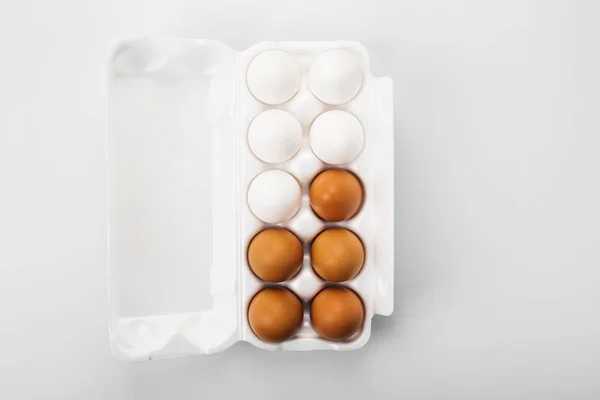 Skupina surových vajec bílých a hnědých. Pojem rozmanitosti, isolati — Stock fotografie