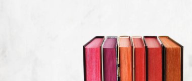 Beyaz arka plan üzerinde renk yığını ile kitap yığını. Kopyalama alanı
