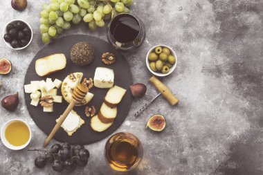Şarap - peynir, incir, fındık, tatlım, çeşitli aperatifler, 