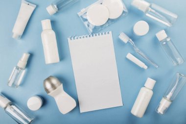 Mavi arka planda küçük bir şişe var. Üst görünüm, alanı kopyala