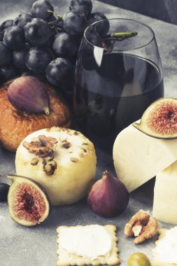 Şarap - peynir, incir, fındık, tatlım, çeşitli aperatifler, 