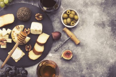 Şarap - peynir, incir, fındık, tatlım, çeşitli aperatifler, 