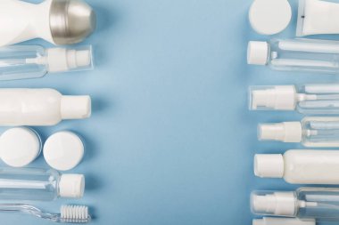 Mavi arka planda küçük bir şişe var. Üst görünüm, alanı kopyala