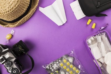 Kozmetik, kamera, şapka, kağıt ile uçuş küçük şişeler için ayarlayın 