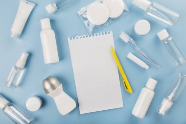 Mavi arka planda küçük bir şişe var. Üst görünüm, alanı kopyala