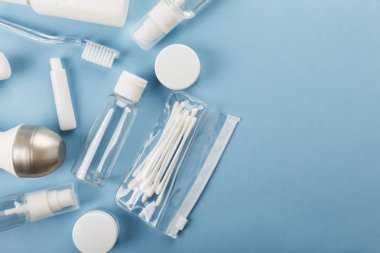 Mavi arka planda küçük bir şişe var. Üst görünüm, alanı kopyala