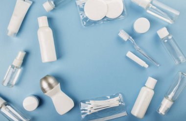 Mavi arka planda küçük bir şişe var. Üst görünüm, alanı kopyala