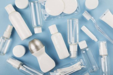 Seyahat küçük şişe mavi arka plan üzerinde ayarlayın. Üstte görüntü