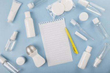 Mavi arka planda küçük bir şişe var. Üst görünüm, alanı kopyala