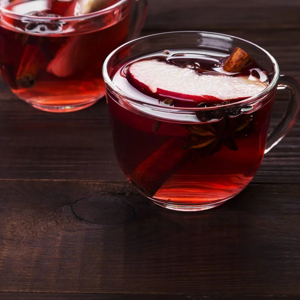 Warme drank met hibiscus rode thee met appel, kaneel en anijs i — Stockfoto