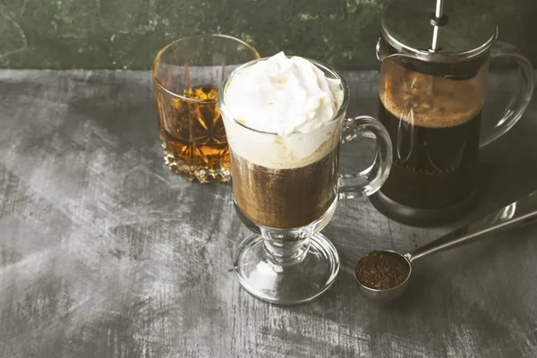 Irish Coffee med whisky på mörk bakgrund. Kopiera utrymme. Food ba — Stockfoto