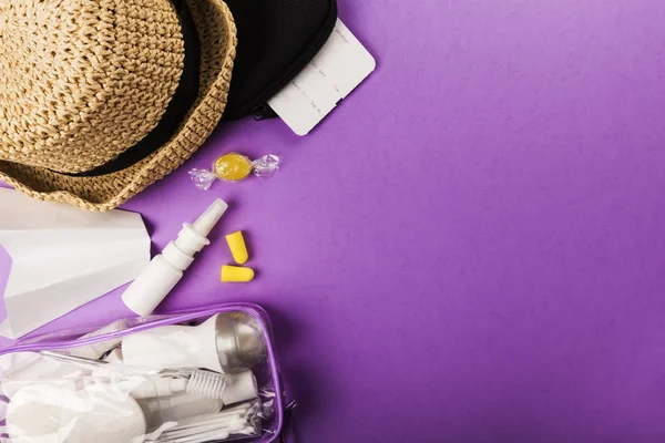 Set für Flug kleine Flaschen mit Kosmetik, Hut, Ohrstöpsel, Nasa — Stockfoto