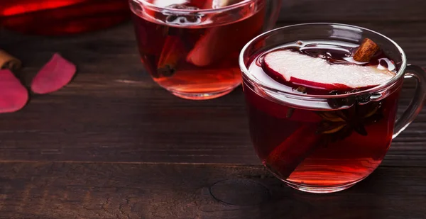 Warme drank met hibiscus rode thee met appel, kaneel en anijs i — Stockfoto