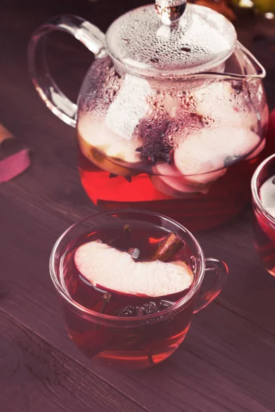 Горячий напиток с гибискусом красный чай с яблоком, корицей и анисом i — стоковое фото