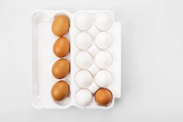 Grupo de huevos crudos blancos y marrones. Concepto de diversidad, isolati — Foto de Stock