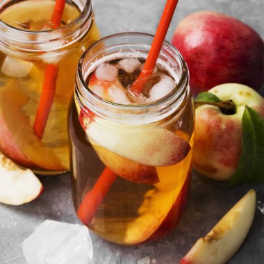 Şeftalili buzlu çay gri bir arka plan üzerinde