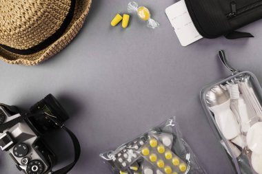 Kozmetik, kamera, şapka, earplu ile uçuş küçük şişeler için ayarlayın
