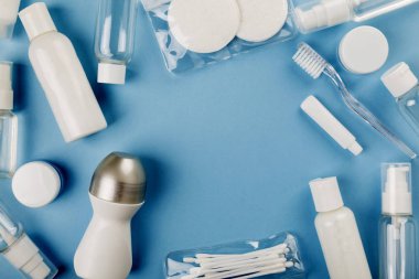 Mavi arka planda küçük bir şişe var. Üst görünüm, alanı kopyala