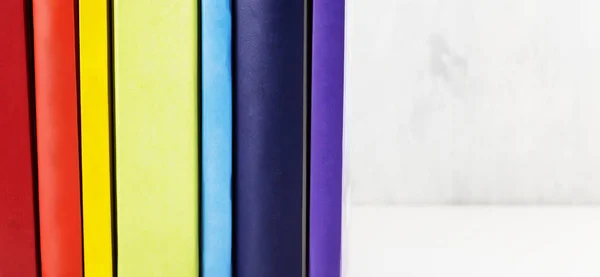 Pilha de livros coloridos arco-íris sobre fundo branco. Espaço de cópia — Fotografia de Stock