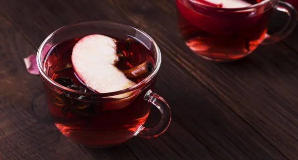 Bebida quente com hibisco chá vermelho com maçã, canela e anis t — Fotografia de Stock