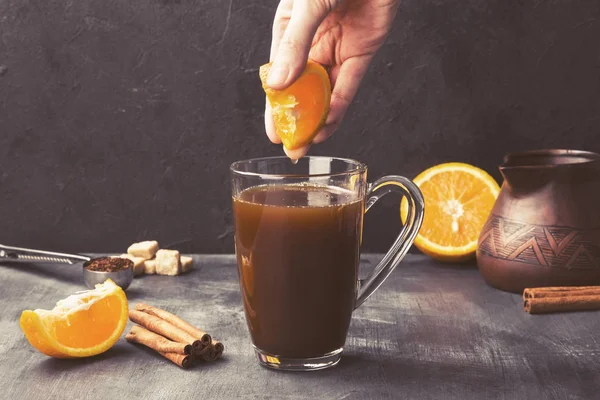 Herfst drankje van koffie met jus d'orange en crème op donkere ACHTERG — Stockfoto