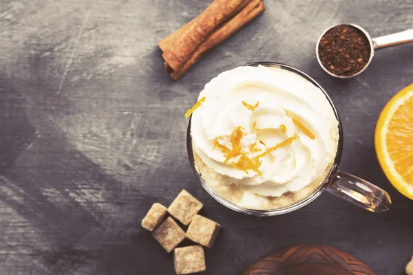 Bevanda di autunno di caffè con succo d'arancia e crema su dorso scuro — Foto Stock