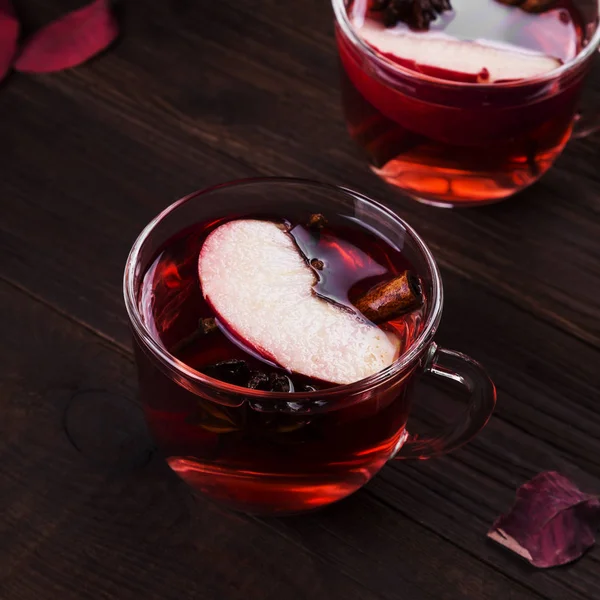Bebida quente com hibisco chá vermelho com maçã, canela e anis i — Fotografia de Stock
