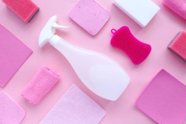 Deterjan ve temizlik ürünleri ajansı, sünger, peçete ve lastik eldiven, pembe arka plan. Üst görünüm