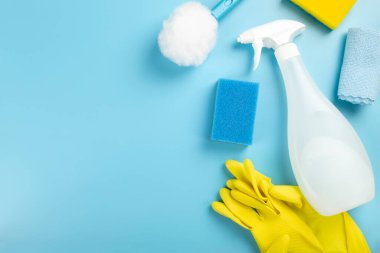Deterjan ve temizlik ürünleri ajansı, sünger, peçete ve lastik eldiven, pembe arka plan. Üst Manzara. Boşluğu kopyala
