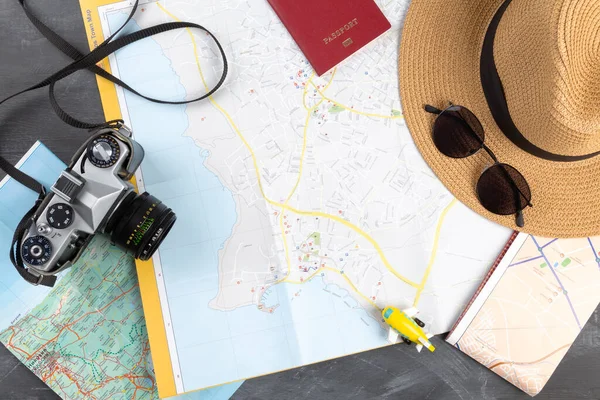 Planejamento Turístico Com Mapa Vários Acessórios Viajante Mesa Fundo Preto — Fotografia de Stock