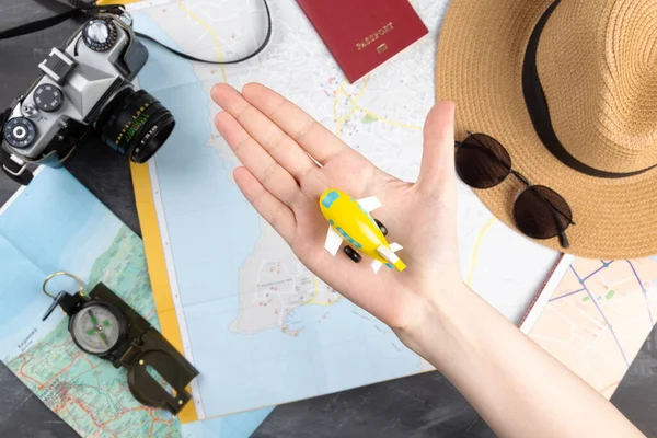 Mädchen Hält Modellflugzeug Der Hand Konzept Der Selbstplanenden Reise Diverse — Stockfoto