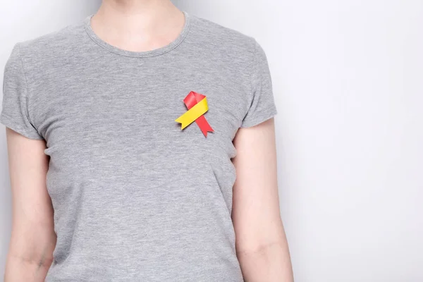 Concepto Del Día Mundial Hepatitis Chica Camiseta Gris Con Símbolo —  Fotos de Stock