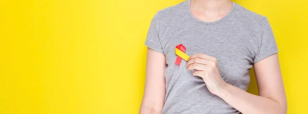 World Hepatitis Day Concept Meisje Grijs Shirt Houdt Haar Hand — Stockfoto