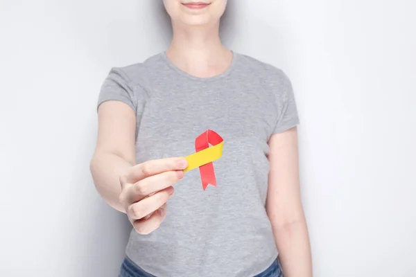 Concepto Día Mundial Hepatitis Chica Camiseta Gris Sostiene Mano Símbolo —  Fotos de Stock