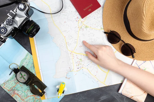 Ragazza Punta Dito Sulla Mappa Pianificazione Turistica Con Mappa Vari — Foto Stock