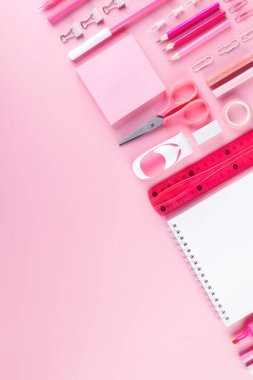Çeşitli okul müdürlükleri ve pembe arka planda boya malzemeleri. Okul konseptine geri dönelim. Geometrik ve monokrom bileşimi. Üst Manzara. Boşluğu kopyala