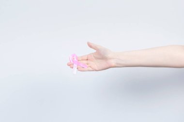 Dünya Göğüs Kanseri Günü konsepti. Kadın elinde pembe kurdele tutuyor. Ekim Göğüs Kanseri Farkındalığı Ayı