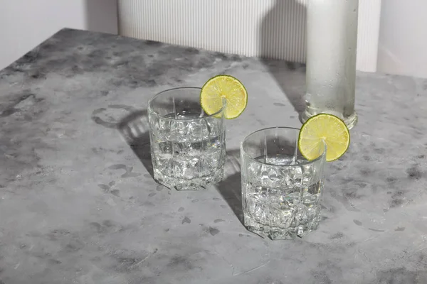 Wodka Met Ijs Limoen Twee Glazen Een Fles Wodka Witte — Stockfoto