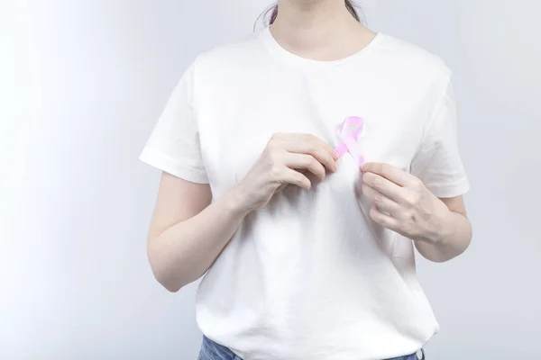 Światowy Dzień Raka Piersi Kobieta Białej Koszulce Trzyma Różową Wstążkę Obrazy Stockowe bez tantiem