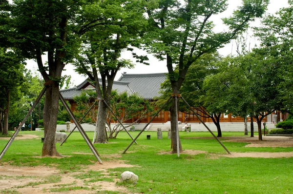 在夏天，韩国传统韩屋 — 图库照片