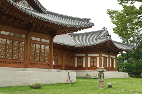 Traditionelt koreansk hus om sommeren, Sydkorea - Stock-foto