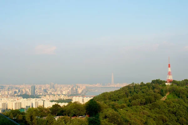 여름에 탑에서 서울 도시 스트리트 뷰 — 스톡 사진