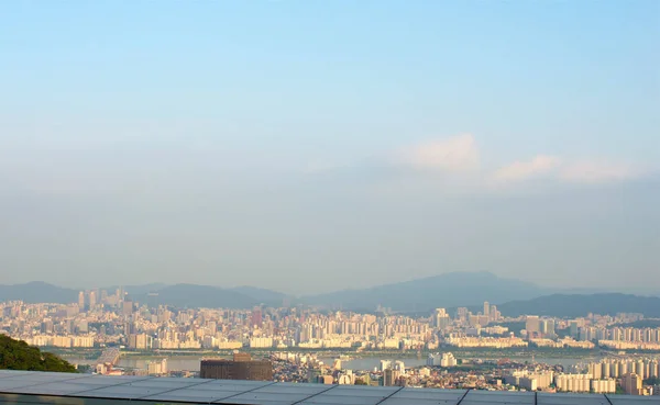 首尔城市夏季从山顶上看街景 — 图库照片