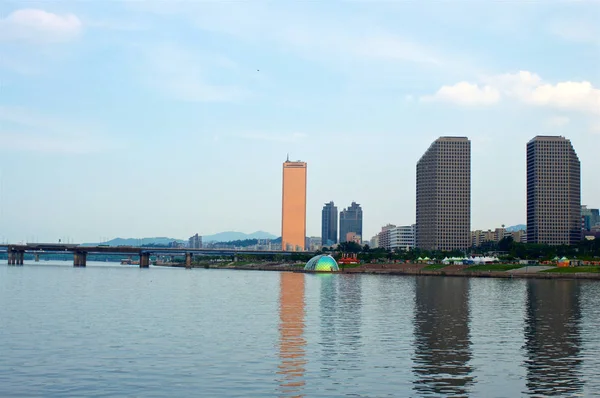 Vista al edificio 63 desde el río Hang — Foto de Stock